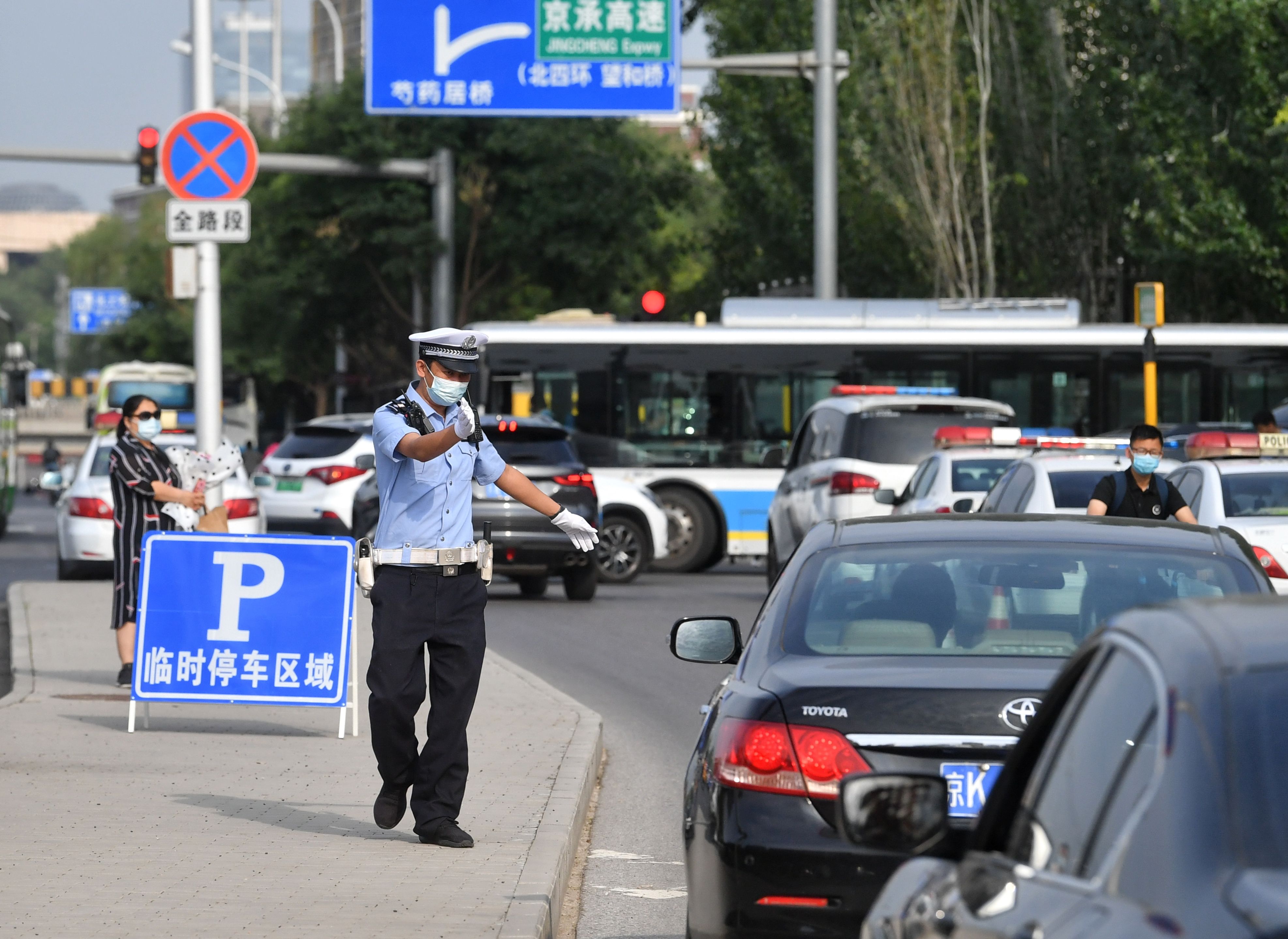 直击高考首日:交警现场疏导,老师和考生击掌,拥抱
