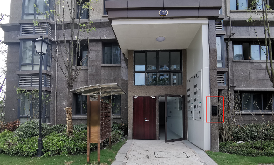 门厅都有两扇门,左边的通向下跃以及地下车库,右边的玻璃门是单元入户