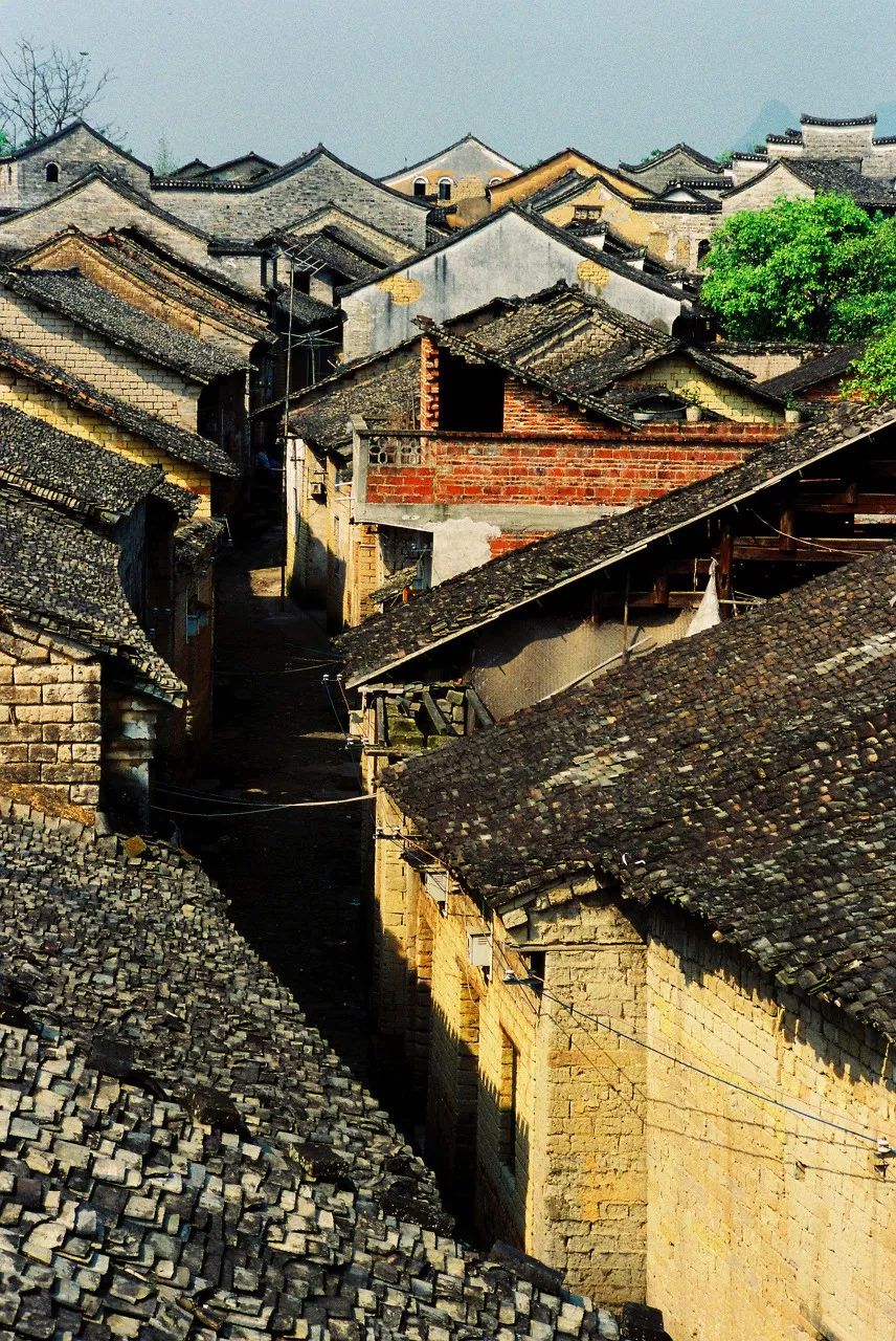 如今的大圩古镇依旧可见青石板铺就的老街,漫步其中,随处可见