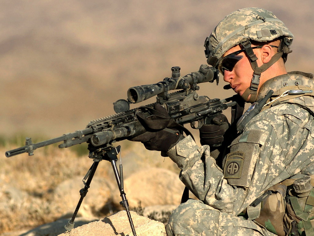 为何有些狙击在暗杀时选择对着目标胸部瞄准而不是头部呢