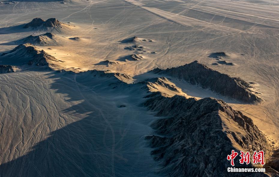 2021年9月10日拍摄的青海茫崖市黑独山雅丹地貌。 中新社发 陈先林 摄 图片来源:CNSPHOTO