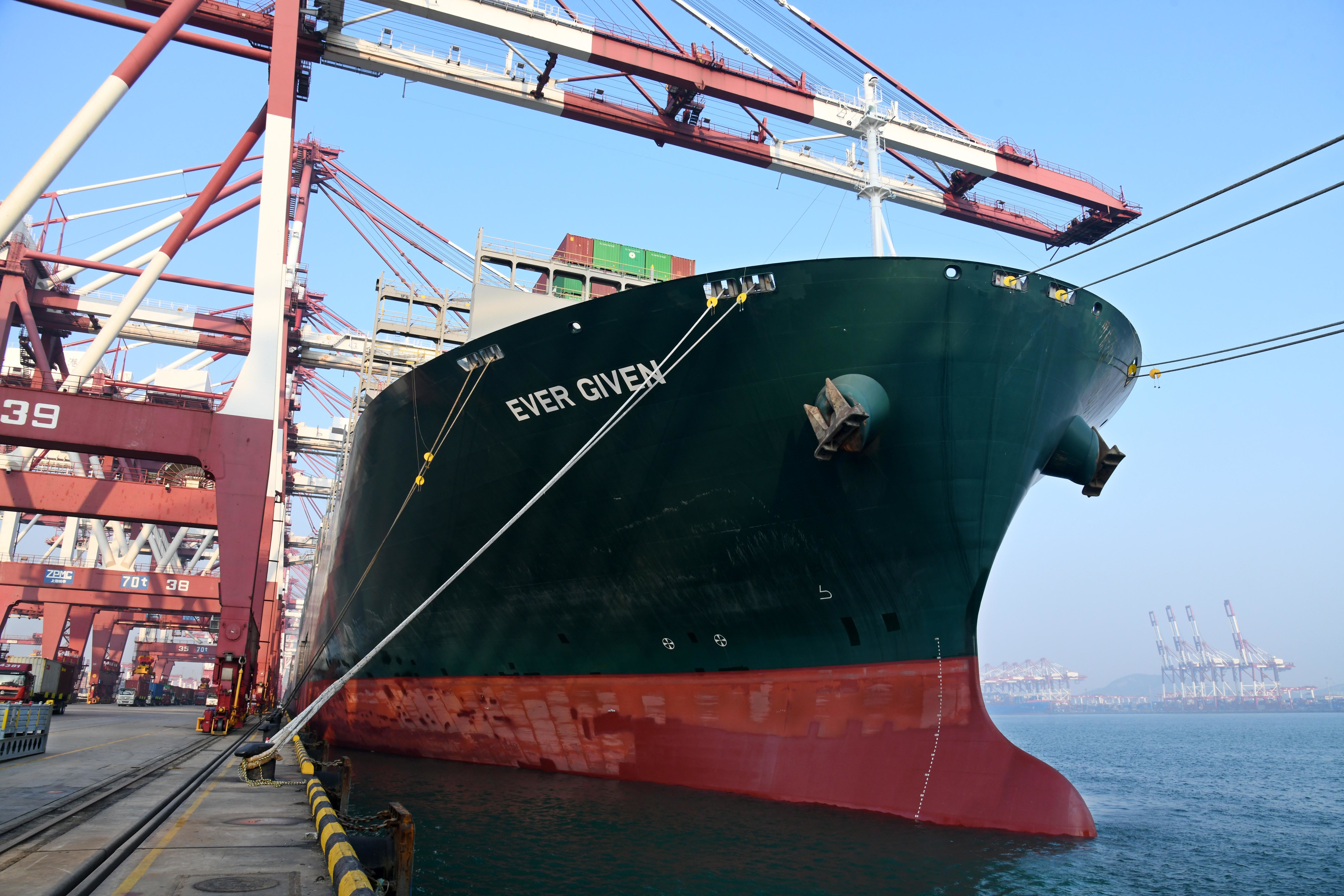 11月13日在山东港口青岛港拍摄的“长赐”号货轮。新华社记者 李紫恒 摄