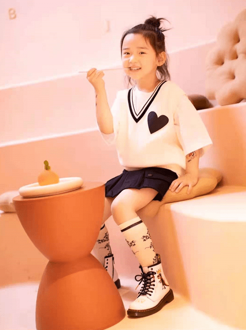 董璇5岁女儿变时尚小模特 五官与爸爸高云翔超像