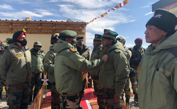 一点也不平静!班公湖撤军完成后,印度精锐部队和先进武器上边境