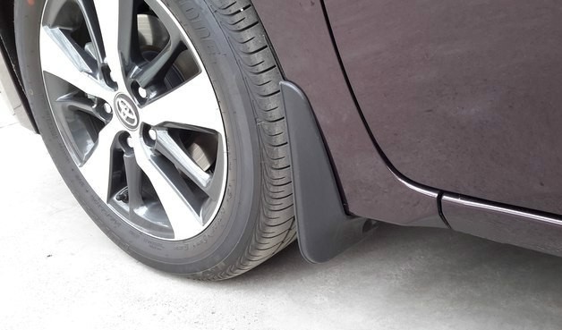 汽车挡泥板--改性塑料一般在下雨天气,特别是在泥泞的道路上,汽车轮胎