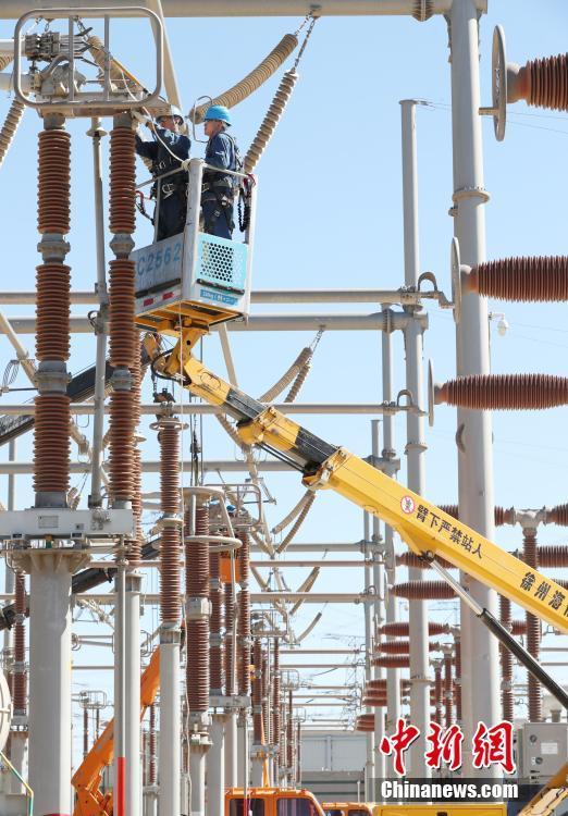 9月7日,国家电网宁夏公司检修公司工作人员在宁夏银川东换变电站±660千伏银东直流输电系统进行检修作业。当日,±660千伏银东超高压直流输电工程2021年度综合检修正式拉开帷幕。本次综检将对直流设备进行深入“大体检”,对部分核心设备进行整体“大换血”。据了解,±660千伏银东直流输电线路为宁夏电力外送山东的重要通道,是国家电网“西电东送”的重点工程。中新社记者 于晶 摄