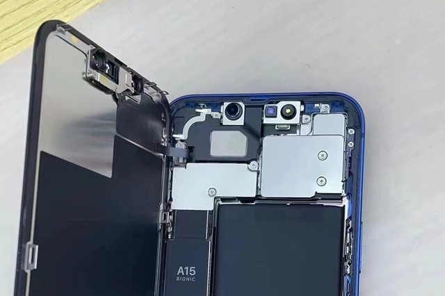 拆解iPhone 13:Taptic Engine变小了,电池变大了