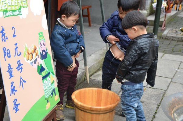 因为用来制作尿蛋的童子尿必须是男孩的,而且年龄越小越好,幼儿园无疑