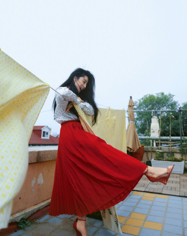 范冰冰在三线小城市逛街,穿白衬衫背影普通如素人,正脸颜值惊艳__凤凰