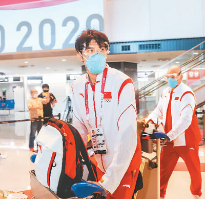 7月19日,中国击剑队队员许英明抵达东京成田机场. 新华社记者 丁 汀摄