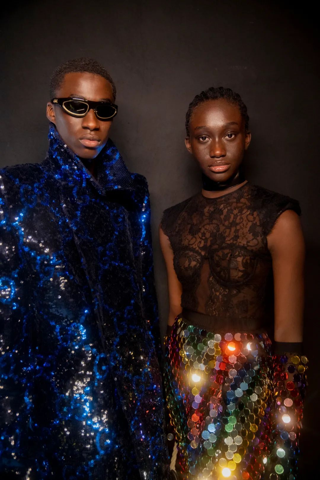 把好莱坞的过去荣光悉数搬到秀场,用极尽耀眼华丽的材质点亮百年一刻