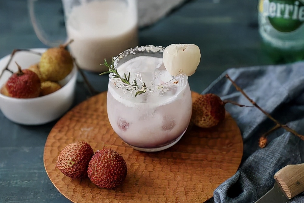 荔枝甜度较甜,冰镇荔枝更甜,确实吃多了会出现低血糖的情况,健康人