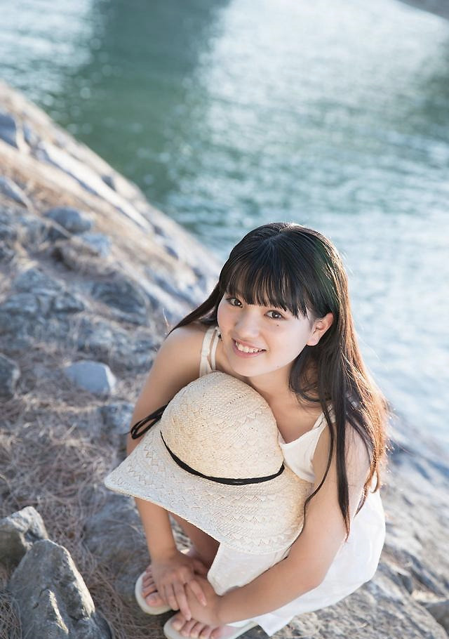 笑容甜美的日本女生,身穿纯白色的吊带裙,看起来阳光又可爱