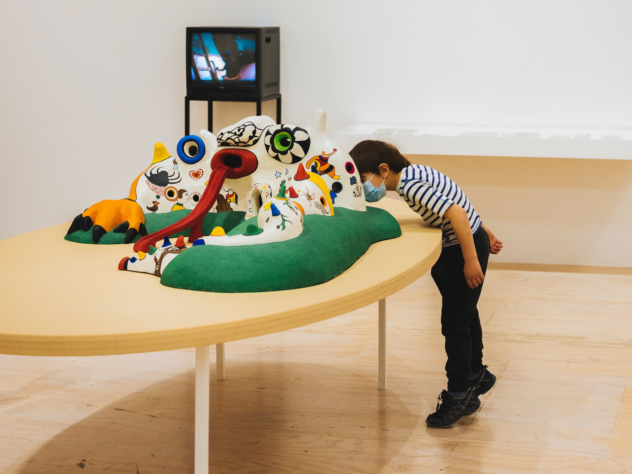 妮基·圣法勒作品《The Dragon of Knokke》,1973,MoMA PS1展览现场