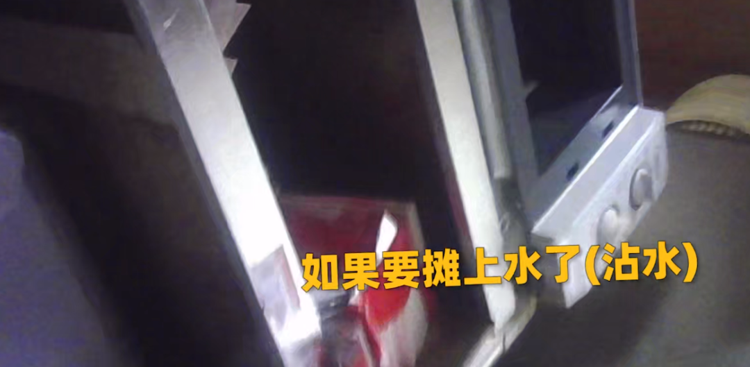 华莱士上热搜：鸡块掉地捡起继续炸 清洗剂直接进油锅(图3)
