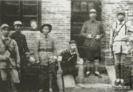1943年,秦基伟(右二)与战友们在河北临城合影