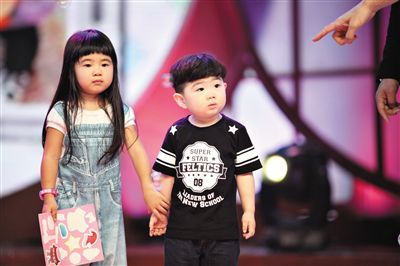 曹格为11岁女儿庆生 Grace眼神灵动颜值逆袭