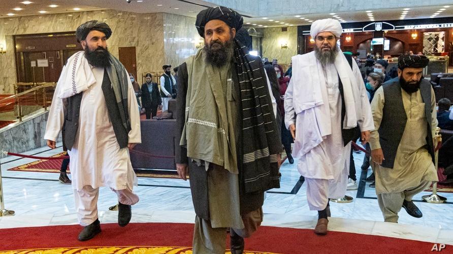 ↑2021年3月18日，巴拉达尔(中)与塔利班代表团成员抵达俄罗斯莫斯科参加和平会议。图据美联社
