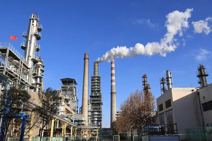 钢铁厂的烟囱里冒的白烟是什么你知道吗