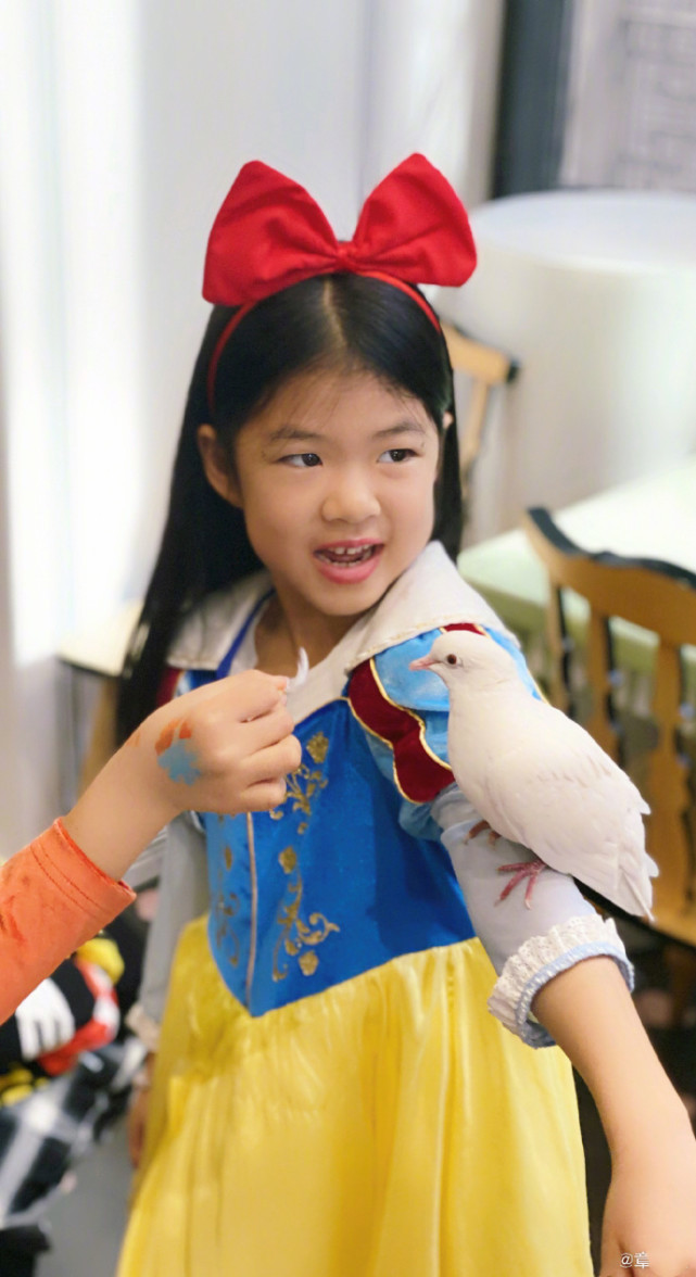 这次万圣节,醒醒宝贝cos成了白雪公主,真是可爱炸屏了.