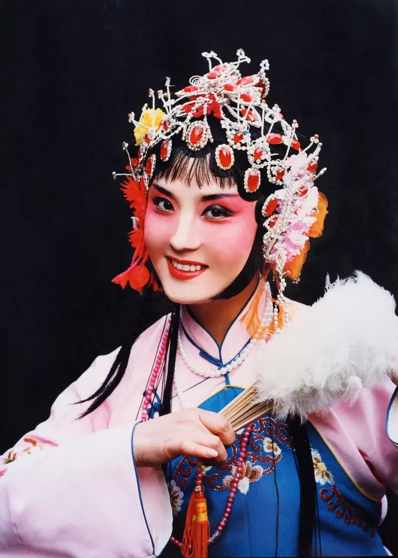 杨霞云国家一级演员,师承著名婺剧表演艺术家陈美兰,工刀马旦.