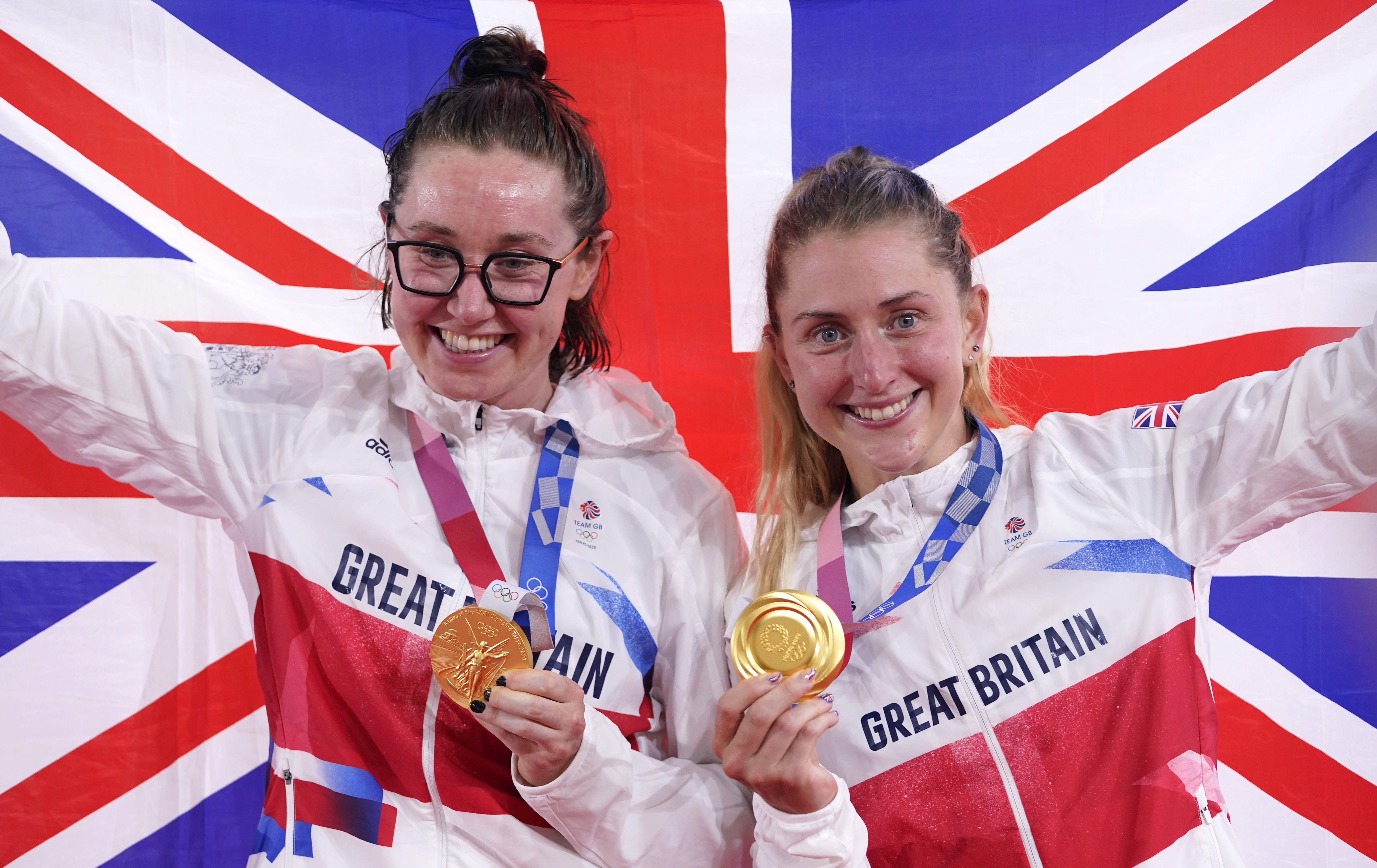 劳拉（右）拿下东京奥运自行车女子麦迪逊赛金牌。
