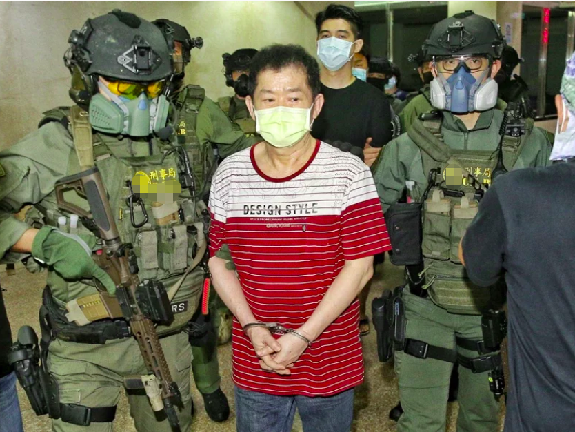 王鑫由除暴特勤队荷枪实弹押解，移送台北地检署。图自台湾“联合新闻网”