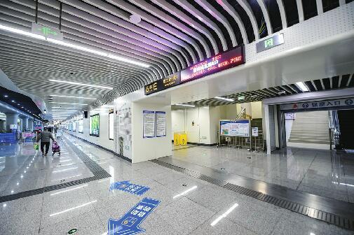 e1出入口的地下一层与其相邻的商业综合体已经连通,从地铁安检口到