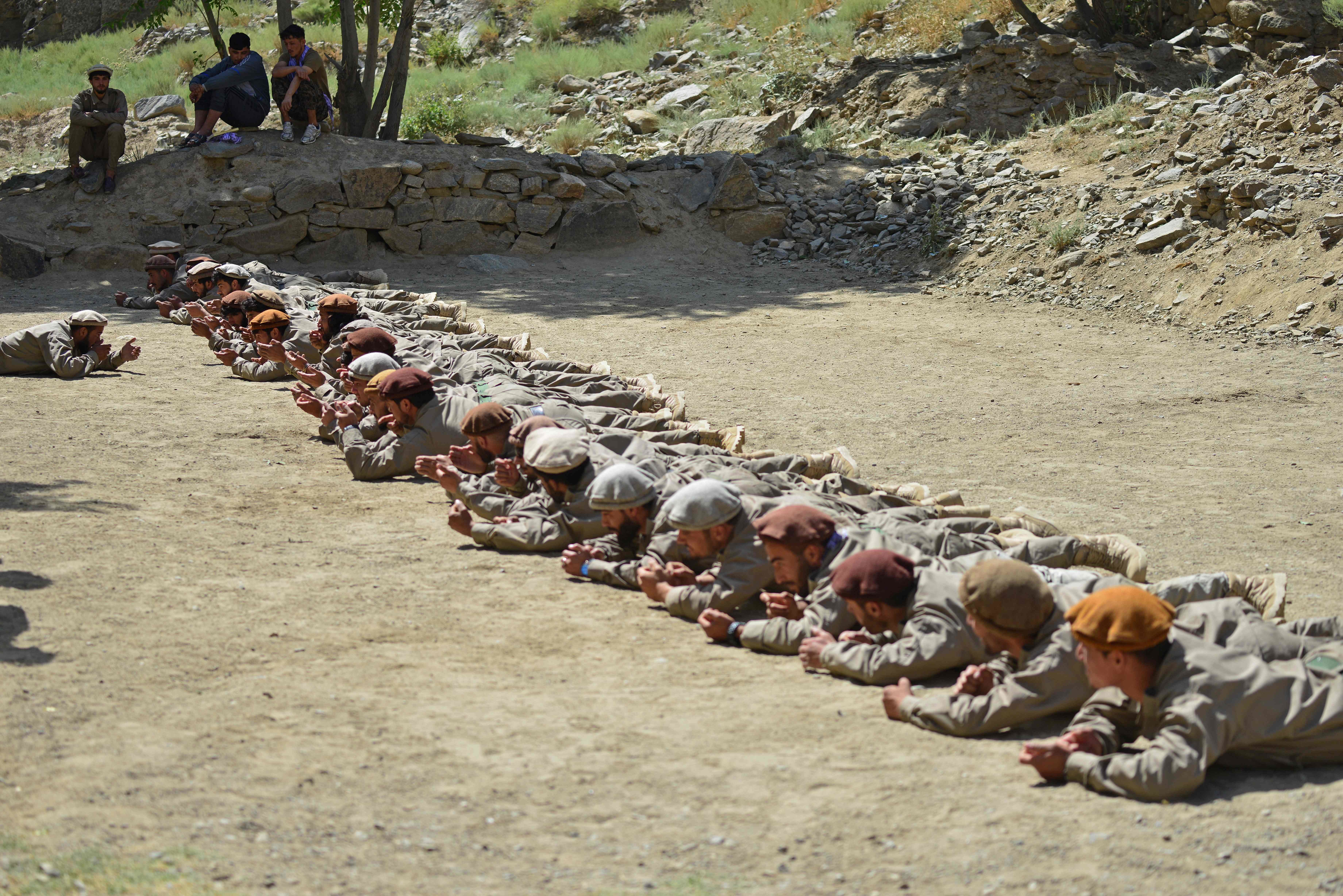 当地时间2021年8月21日,阿富汗潘杰希尔地区,阿富汗政府军安全部队成员在当地进行军事训练。