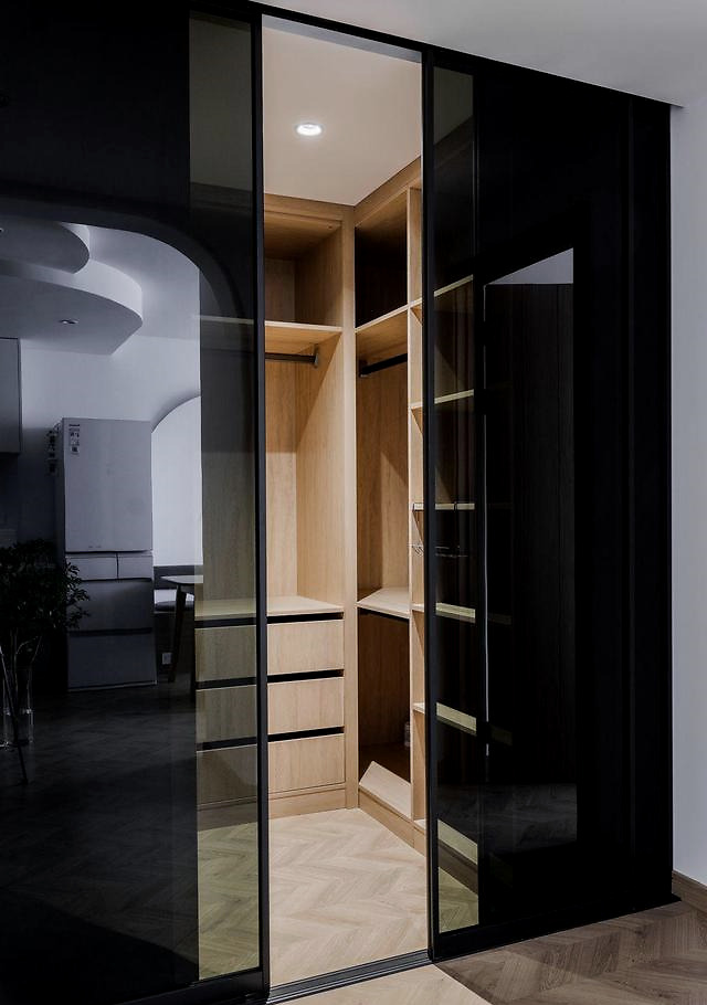 衣帽间 衣帽间是从卧室里单独隔出来的,u字型的布局 玻璃移门,凸显