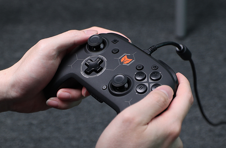 从新手到物理开挂,宏录制 6轴陀螺仪,bigbigwon游戏手柄体验