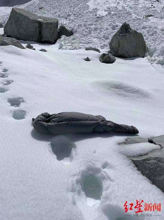 雪崩堆积区的不远处发现失踪者的羽绒服