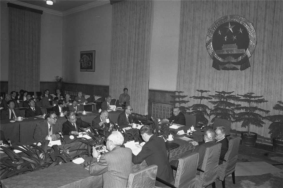 1990中国首次向联合国维和行动派遣军事观察员