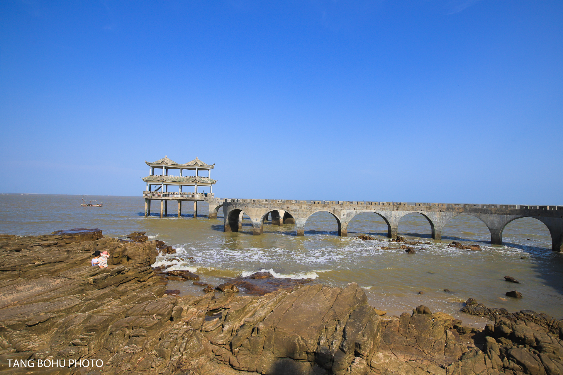 防城港簕山古渔村,一个美丽的半岛村落,海边礁石魔幻岗楼威赫