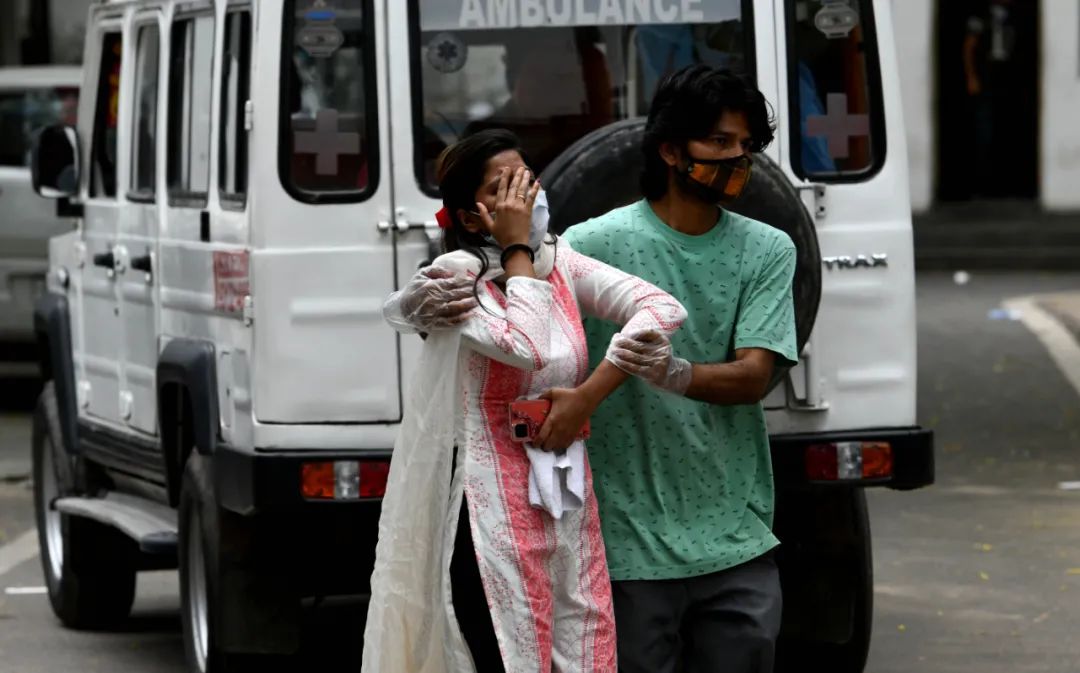 告急,印度1天新增近30万例!火葬场遗体积压,零件被烧化