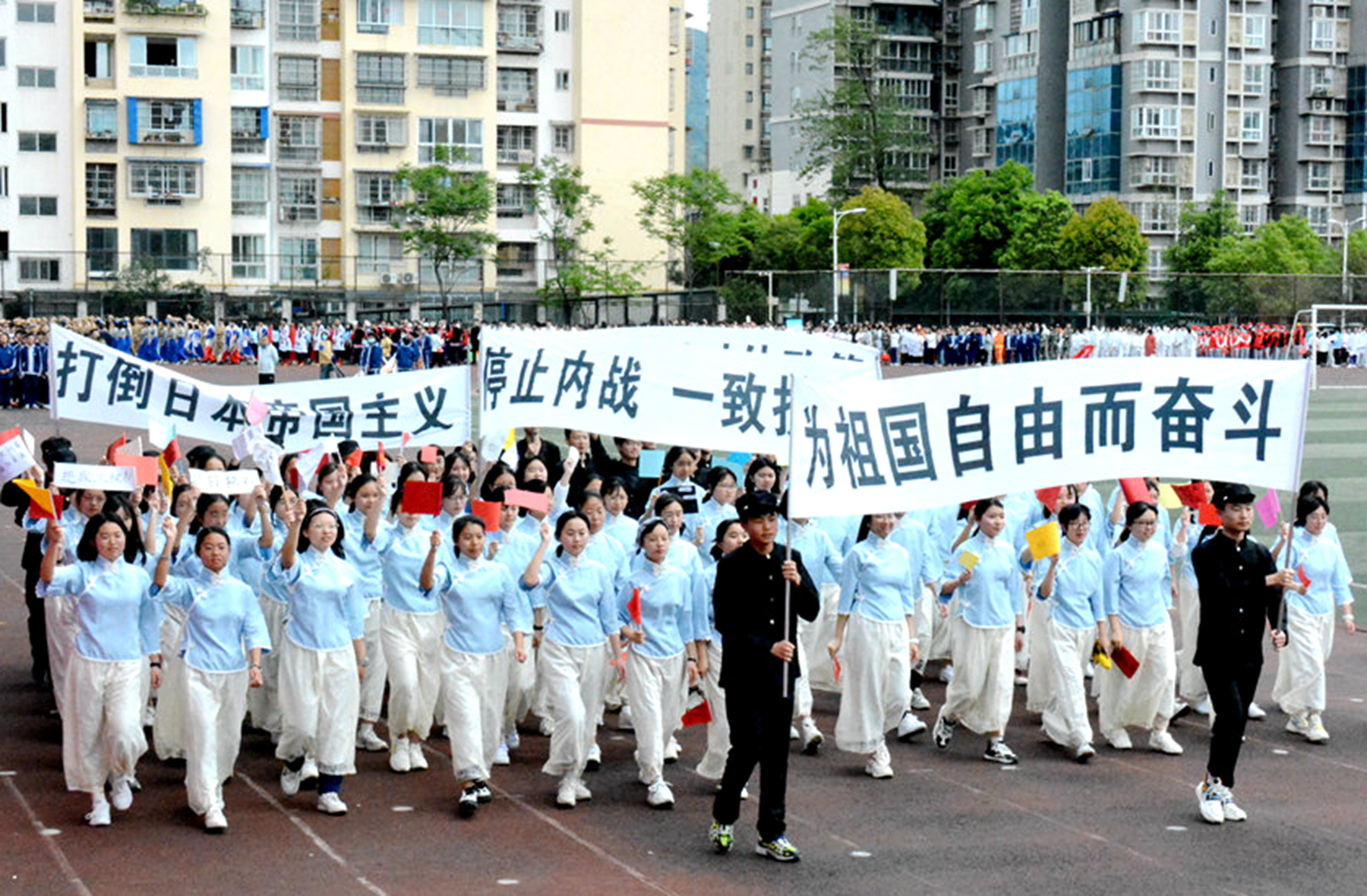 场面壮观 广元某中学4千余名学生在操场游行 拍客 舞台短剧 凤凰网