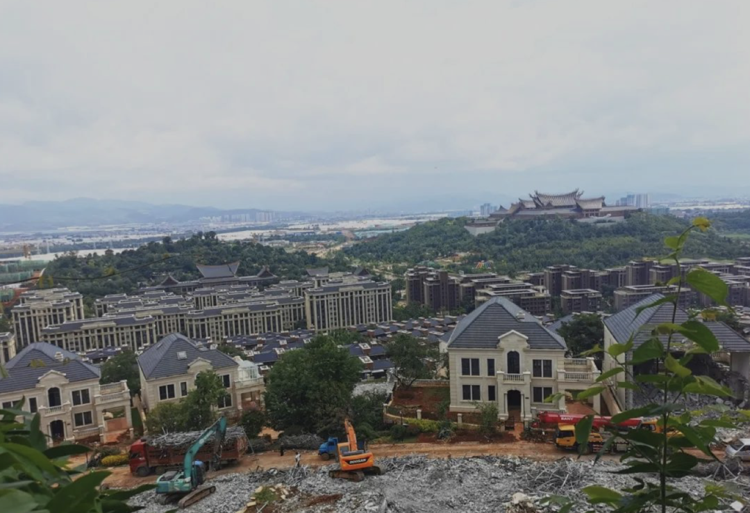 陈利 摄"负隅顽抗"两次后,古滇名城违规部分最终被依法进行了拆除