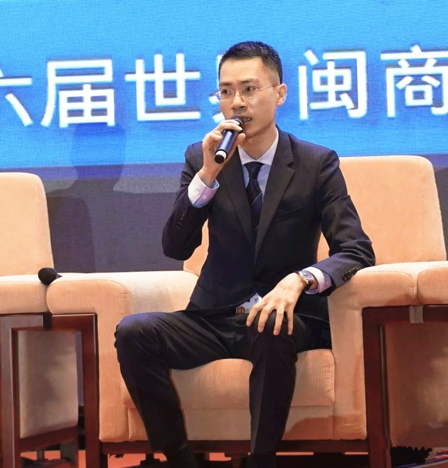 吴荣照还个哥哥叫吴荣光,两人分别出生于1977年和1975年,大学毕业先后