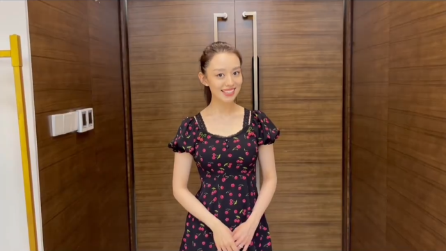 虽然生产还不足四个月,但吉娜已然恢复到了孕前身材,精致小巧的五官