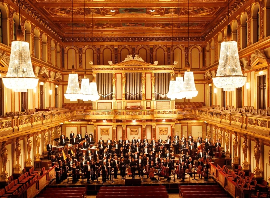 根据西方音乐史分期,欧洲交响乐的发展经历了古典主义,浪漫主义,印象