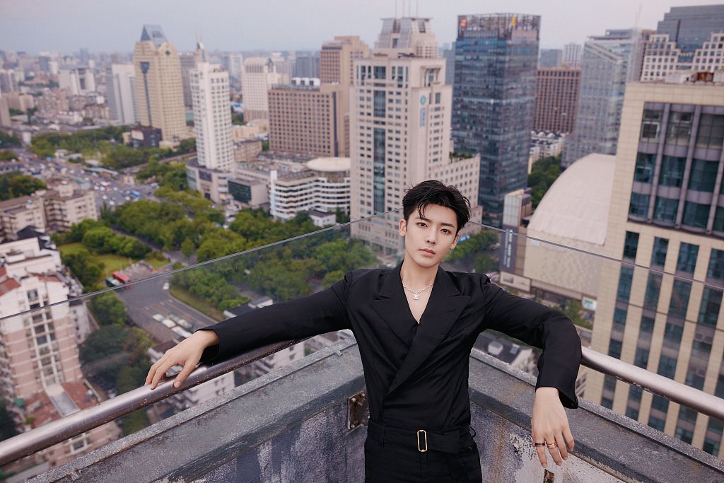 侯明昊女友视角大片荷尔蒙满屏 穿衣显瘦脱衣有肉帅气有型_凤凰网娱乐