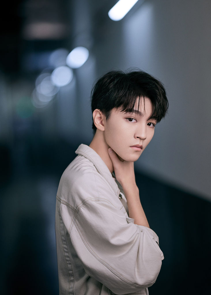 神秘白衣少年王俊凯演绎极致简约气质纯粹光影氤氲下更显梦幻