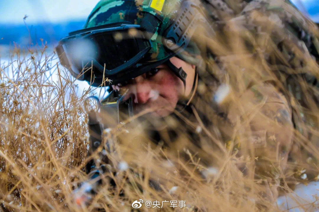 1983年4月5日,中国人民武装警察部队在北京成立。他们自成立起在维护国家安全、社会稳定、人民生命财产安全上发挥着重要作用。(图片来源:央广军事微博)