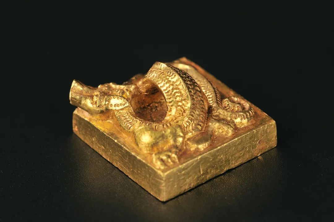 “文帝行玺”龙钮金印 西汉(公元前202年—公元8年) 1983年象岗南越王墓出土 西汉南越王博物馆藏