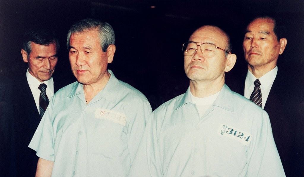 卢泰愚(左)和全斗焕