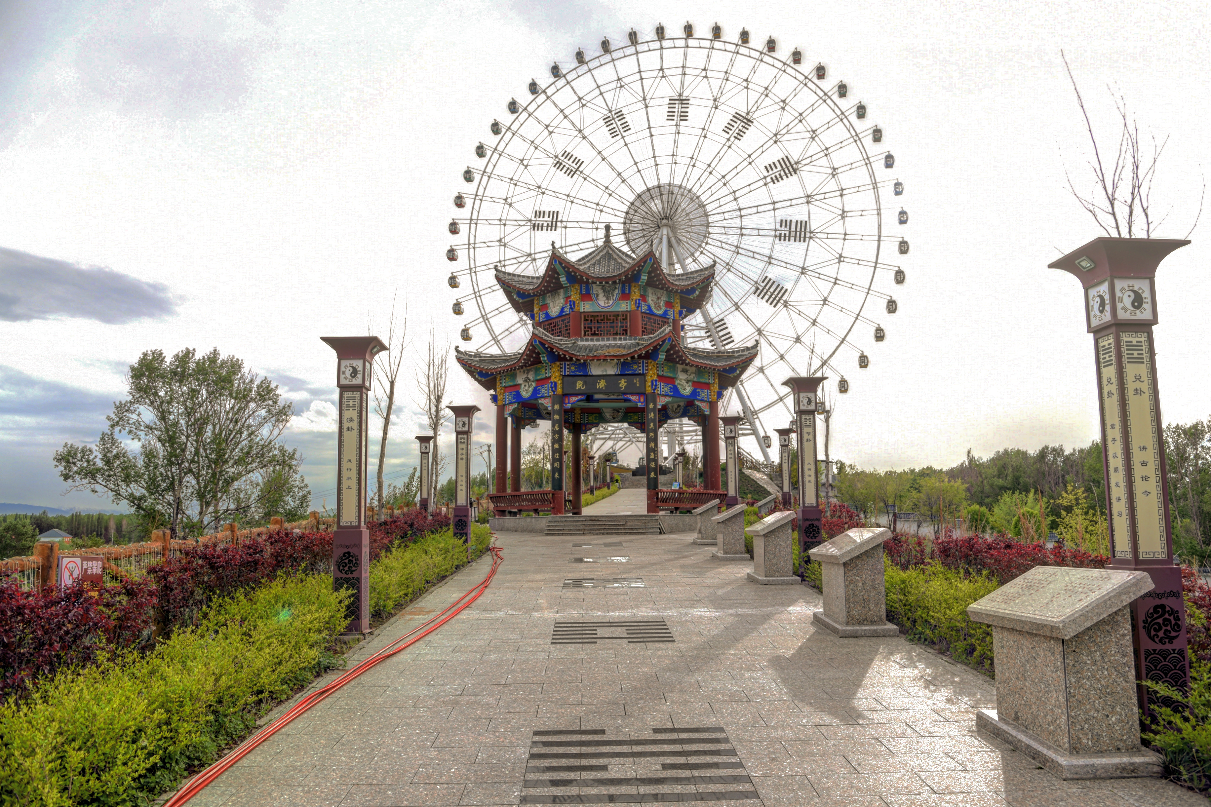 新疆伊犁的八卦城,连摩天轮都以八卦为主题,还获得过吉尼斯纪录
