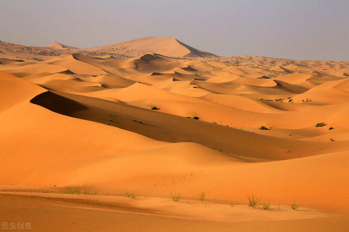 更令人惊讶的是,高山与沙漠,草原与石林,看似矛盾的组合在内蒙古这片