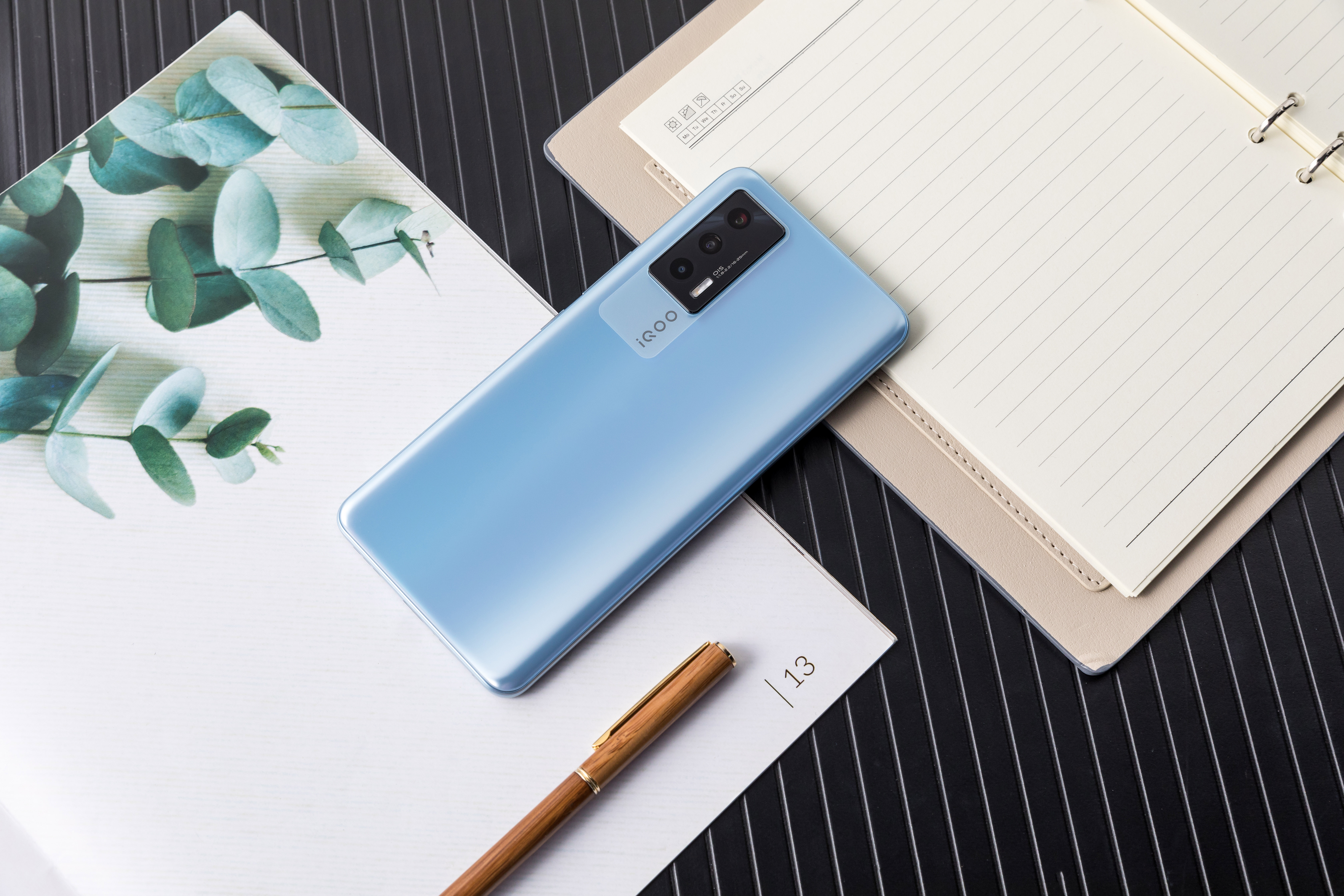 iqoo neo5图赏:搭载双芯,一代比一代强,兼顾性能颜值__凤凰网