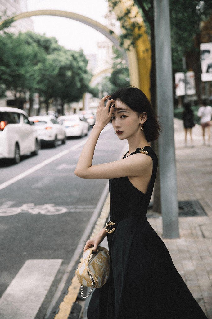 吴谨言街头胶片风写真氛围感十足 回眸瞬间美到令人心动