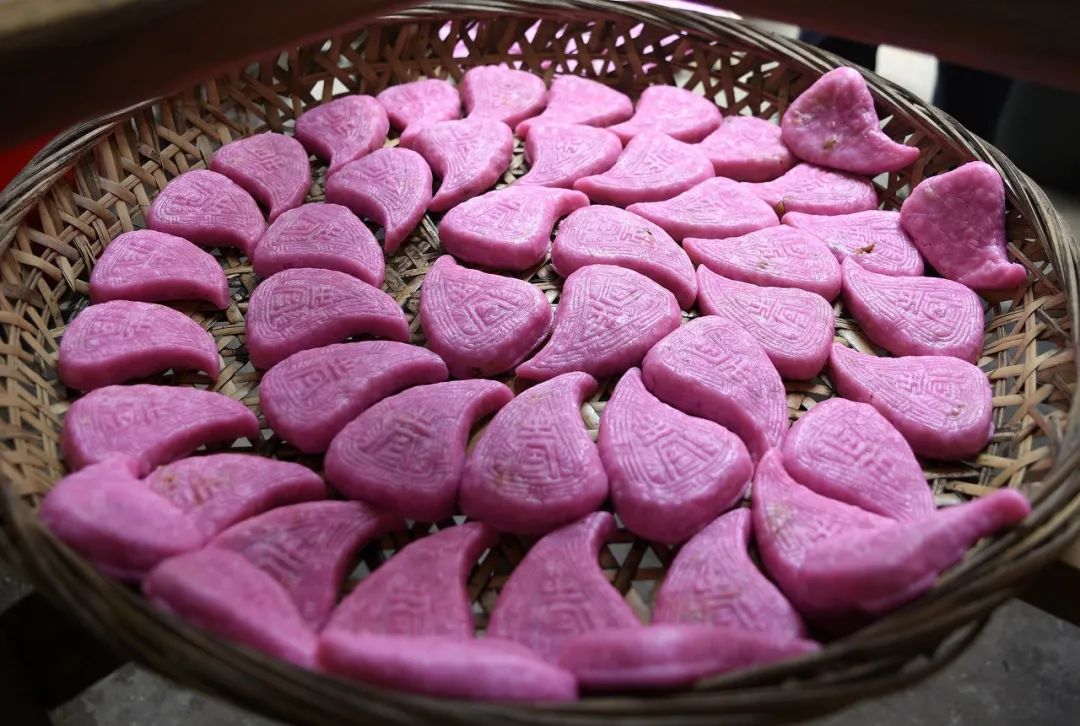 文化资讯 正文▲ 白记年糕,上图为桂花芝麻糕,下图为盆糕.